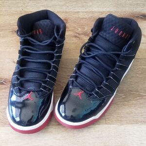 Air Jordan Max Aura Black and Red Sneakers Sz 7Y